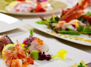 三重県では、ホテルのビュッフェでも伊勢海老や新鮮な魚を食べることができます。社員旅行・団体旅行でも喜ばれます。