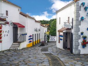 三重県の志摩スペイン村。団体旅行・社員旅行でもオススメの施設です。ランチに伊勢志摩の食材を使ったスペイン料理を楽しむことができますよ。フラメンコやパレードも楽しめます。