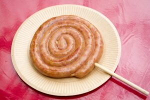 三重県のモクモク手づくりファームでは、ぐるぐるウインナーをつくる体験ができます。団体旅行でウインナーづくりに挑戦してみてはいかが？