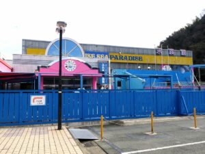 三重県の伊勢シーパラダイスでは、柵のない見学エリアがあり、アザラシが神出鬼没。大人も子どもも楽しめるので、団体旅行でもおすすめです。