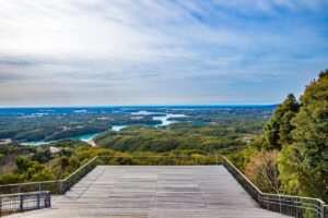 三重県の横山展望台から一望できる英虞湾は、リアス式海岸。この景色を見ると三重県に来たと実感するはず。マイクロバスで行くことができるので、団体旅行・社員旅行でもおすすめです。
