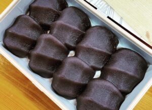 三重県の名物餅の一つ、赤福餅。団体旅行・社員旅行でも食べてみたい一品です。