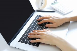 社員旅行では、平日・時短の催行の仕方が注目されています。午前中にメールチェックや簡単な業務を済ませて出発!