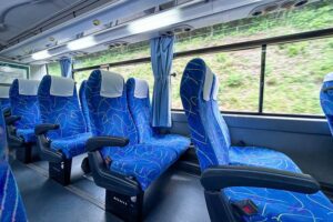 貸切バス車内は、通路を挟んで両側に2列ずつのシートです。大型バスはトランクが大きく、中型バスにもトランクがあります。マイクロバスはトランクのないタイプが多いです。乗車人数と荷物の量に併せてご提案します。