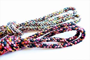 三重県伊賀市はくみひもの伝統工芸があり、くみひもを作る体験ができます。団体旅行の受け入れも可能です。