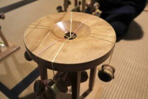 三重県伊賀市はくみひもの伝統工芸があり、くみひもを作る体験ができます。団体旅行の受け入れも可能です。