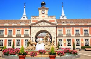 三重県の志摩スペイン村。団体旅行・社員旅行でもオススメの施設です。ランチに伊勢志摩の食材を使ったスペイン料理を楽しむことができますよ。フラメンコやパレードも楽しめます。