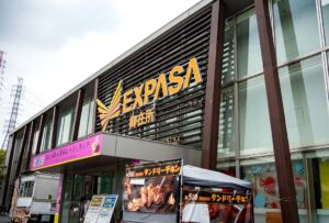 三重県内にあるEXPASA御在所は、ショッピングモールのような充実した規模を誇るSA。団体旅行の道中でも立ち寄りたくなります。