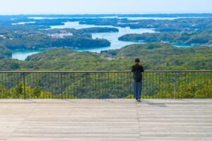 三重県の横山展望台から一望できる英虞湾は、リアス式海岸。この景色を見ると三重県に来たと実感するはず。マイクロバスで行くことができるので、団体旅行・社員旅行でもおすすめです。