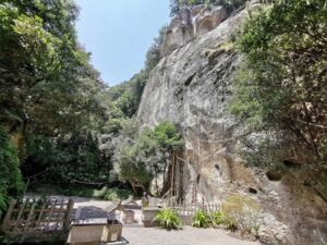 三重県の花窟神社は、社員旅行・団体旅行としてはツウな観光スポットです。