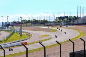 三重県の鈴鹿サーキットは、遊園地のほか、レース見学やレース場を走行することができ、団体旅行でも人気の観光スポットです。