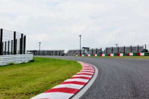 三重県の鈴鹿サーキットは、レースの見学も可能。車好きの団体旅行にもぴったりな施設です。