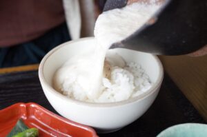 三重県ではとろろ料理を団体旅行で楽しめるお店があります。