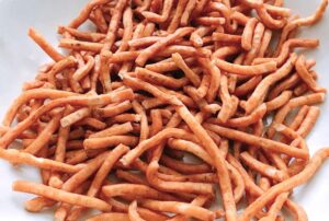 おやつカンパニーのベビースターラーメンをつくる体験がおやつタウンではできます。団体旅行・社員旅行でのちょっとした立ち寄りにもおすすめです。