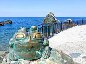 団体旅行でも人気の観光スポット、三重県二見浦。夫婦岩と二見蛙の写真は映えます。