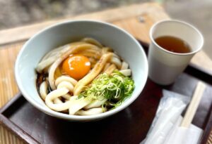 伊勢神宮の参道、おかげ横丁・おはらい町を中心に食べることができる伊勢うどん。団体旅行でも食べてみたいですね。
