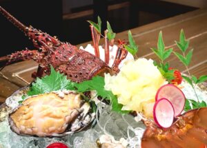 昔から伊勢神宮の献上品だった伊勢海老は、海女小屋などで食べることができ、団体旅行でも大人気です。