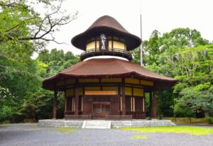 キノコの笠のような丸い屋根が特徴の俳聖殿。松尾芭蕉の旅姿を表現しているところが面白いですね。