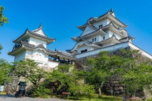 三重県の有名なお城の一つ、伊賀上野城。白鳳城とも呼ばれる白い外壁が特徴。歴史・城が好きな団体グループには喜ばれます。