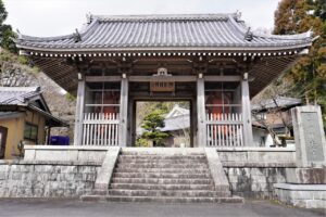 三重県伊賀市にある新大佛寺は、奈良県の東大寺大仏殿修復の際のモデルともいわれています。