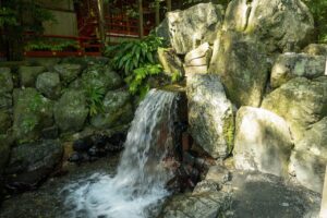 三重県にある椿大神社には、かなえ滝という滝があります。他にも松下幸之助社があり、ビジネス旅行・社員旅行にもおすすめです。