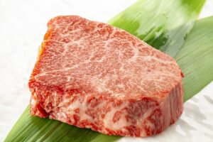 厚切りステーキをナイフとフォークで切るのは、団体旅行でもワクワクしますよ。