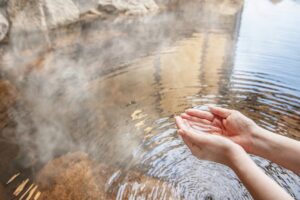三重県のナガシマリゾートにある湯あみの島では露天風呂を楽しむことができ、団体旅行・社員旅行でも人気です。