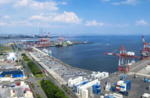 三重県四日市市にある四日市港は、中京工業地帯にある貿易港です。コンビナートの工場夜景がとても人気な場所です。
